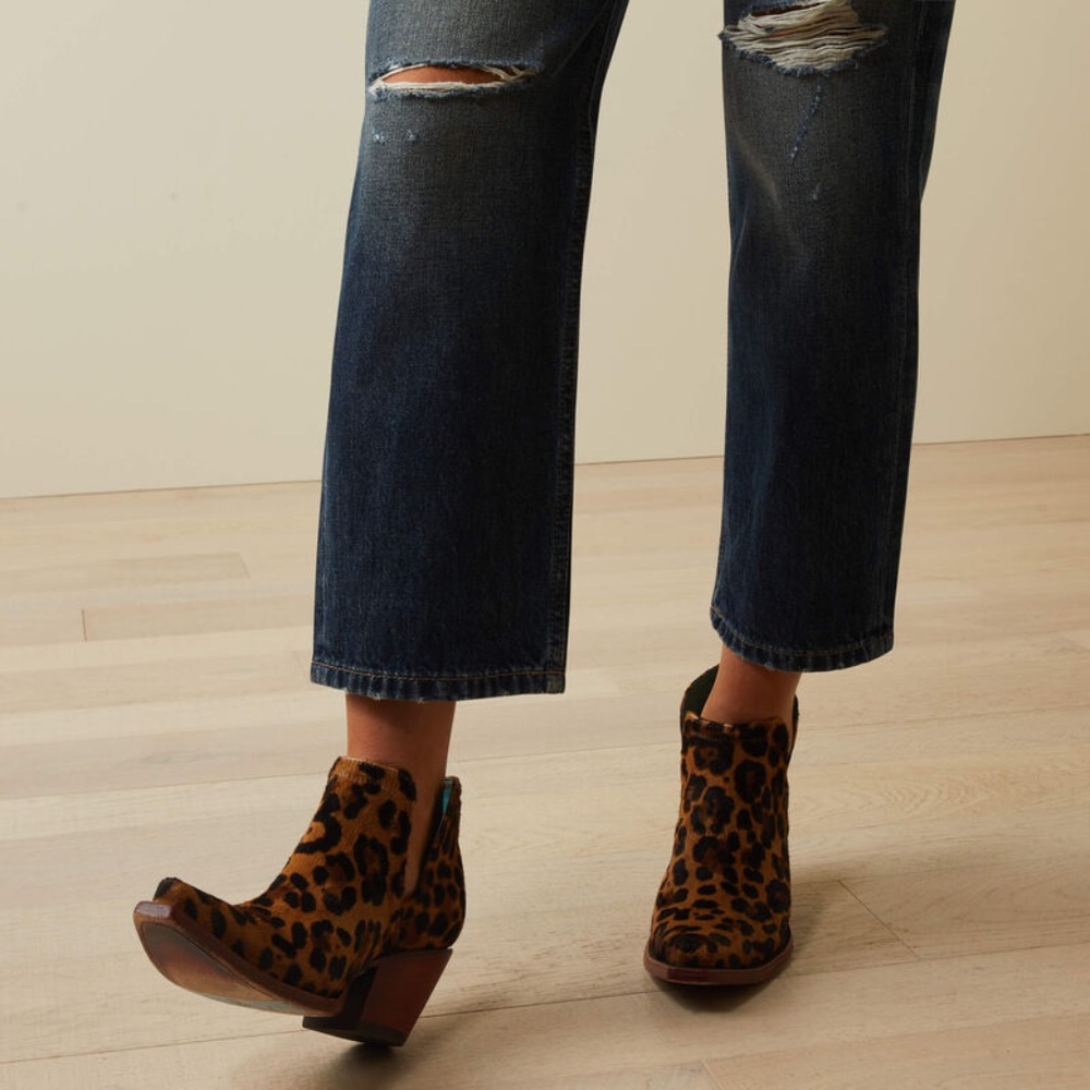 Ariat Ultra High Rise Tomboy Straight Jean in Bora Bora, CROPPED - Picture 2 of 6